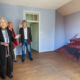Nike Wagner vor der Installation des Liszt-Flügels im Blauen Zimmer. Im Hintergrund Prof. Dr. Wolfram Huschke von der Deutschen Liszt-Gesellschaft e.V. und Udo Carstens, Geschäftsführer der Weimarer Wohnstätte GmbH. Foto: Thomas Müller