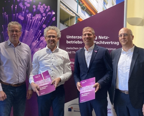 Jörg Töpfer, Teamleiter Kabelfernsehen ISW; Udo Carstens, Geschäftsführer ISW und WWS; Hendrik Westendorff, Geschäftsführer Netkom und Uwe Gläßner, Vertriebsleiter Netkom nach der Vertragsunterzeichnung (v.l.n.r.)