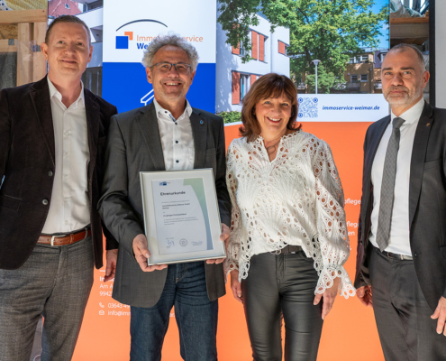 IHK und OB gratulieren der Immobilienservice Weimar GmbH zum 25-jährigen Firmenjubiläum (v.l.n.r.): Markus Heyn (Leiter IHK-Regionalbüro Weimar), Geschäftsführer Udo Carstens, Annette Projahn (Vizepräsidentin IHK Erfurt und Vorsitzende des Wirtschaftsbeirates Weimar/Weimarer Land), Oberbürgermeister Peter Kleine