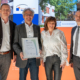 IHK und OB gratulieren der Immobilienservice Weimar GmbH zum 25-jährigen Firmenjubiläum (v.l.n.r.): Markus Heyn (Leiter IHK-Regionalbüro Weimar), Geschäftsführer Udo Carstens, Annette Projahn (Vizepräsidentin IHK Erfurt und Vorsitzende des Wirtschaftsbeirates Weimar/Weimarer Land), Oberbürgermeister Peter Kleine