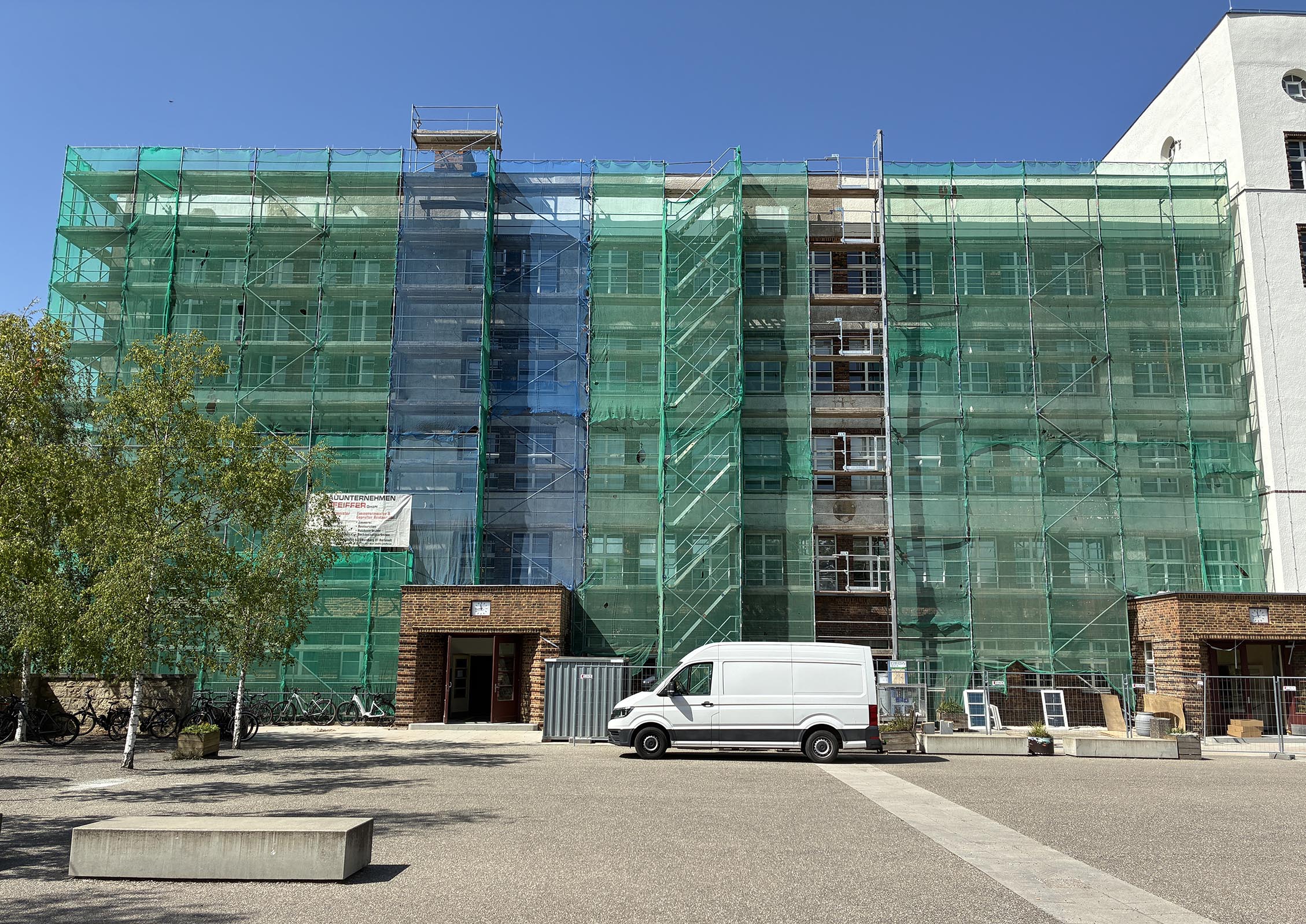 Die Ostfassade ist noch nicht ganz fertig. Das Gerüst wird noch bis Mitte September stehen bleiben. Ein Gerüst steht vor der Ostfassade des Friedrich-Schiller-Gymnasiumns in Weimar.