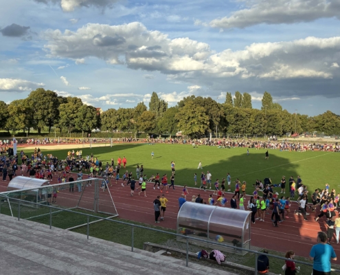 Im Wimaria Stadion herrschte ein buntes Gewimmel von über 1400 Läufern. Blick auf das Stadionoval. Auf der Tartanbahn drehen viele Läufer ihre Runden.