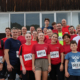 Auf der Tribüne des Wimaria Stadions haben sich die Lauf-Teams der WEimarer Wohnstätte zu einem Gruppenbild aufgestellt.