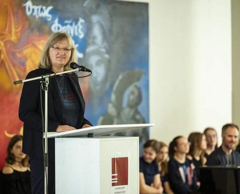 Schulleiterin Anne Mohr begrüßte die anwesenden Gäste und die Schulgemeinschaft. Foto: Thomas Müller