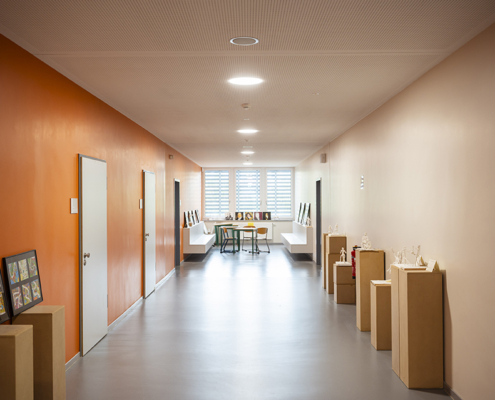 Blick in einen der renovierten Flure mit Kommunikationsinsel. Foto: Thomas Müller