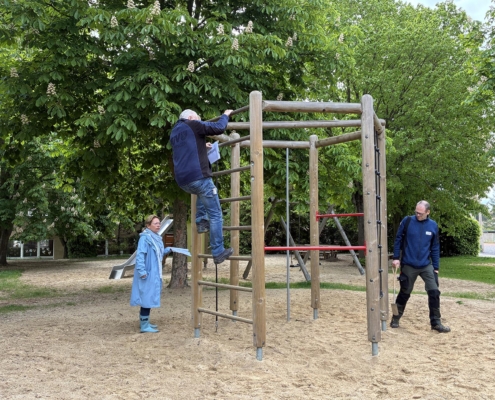 Unsere ausgebildeten Fachkräfte für Spielplatzsicherheit begleiteten den Sachverständigen des TÜV Thüringen (Mitte) bei der jährlichen Prüfung der Spielgeräte, hier auf dem Gelände der Grundschule Legefeld.