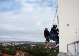 Mitarbeiter des ALPIN Service Weimar beim Anbringen der Beleuchtung