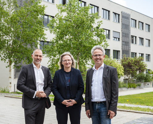 von links: Oberbürgermeister Peter Kleine, Schulleiterin Anne Mohr und Udo Carstens, Geschäftsführer der Weimarer Wohnstätte GmbH, vor dem Humboldt-Gymnasium. Foto: Thomas Müller
