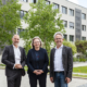 von links: Oberbürgermeister Peter Kleine, Schulleiterin Anne Mohr und Udo Carstens, Geschäftsführer der Weimarer Wohnstätte GmbH, vor dem Humboldt-Gymnasium. Foto: Thomas Müller