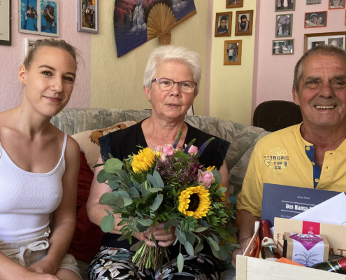 Kundenbetreuerin Frau Hinz überreichte Blumen und ein kleines Präsent.
