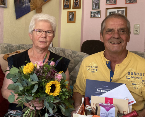 Familie Geier freute sich über die Blumen und ein kleines Präsent.