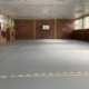 Blick in die Sporthalle mit dem neuen flächenelastischen Boden. Die Linien- und Spielfeldmarkierungen sind bereits aufgebracht.