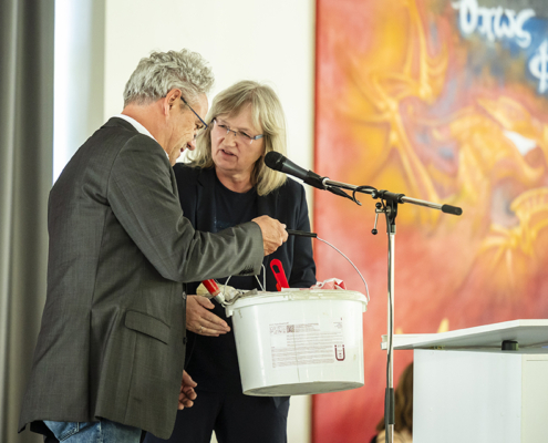 Im Gegenzug überreichte Anne Mohr übriggebliebene Utensilien der Handwerker. Foto: Thomas Müller
