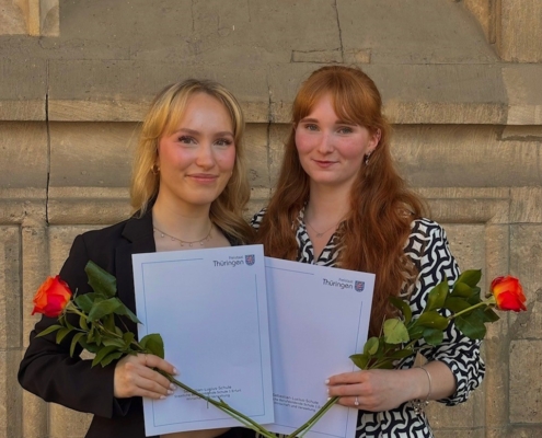 Magdalena Hübner (links) und Elina Pistorius halten stolz ihre Abschlusszeugnisse in den Händen. Foto: privat