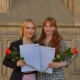 Magdalena Hübner (links) und Elina Pistorius halten stolz ihre Abschlusszeugnisse in den Händen. Foto: privat