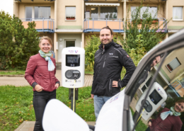 Julian Schaal von der TEAG Mobil GmbH und Sabine Klemm von der Weimarer Wohnstätte GmbH testeten die neuen Ladesäulen bereits aus.